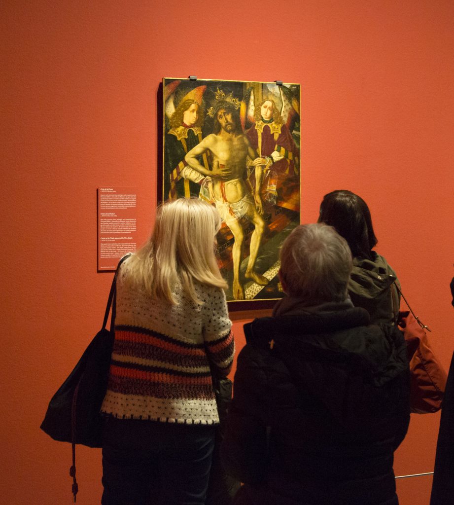  Visitantes admirando El Cristo de la Piedad (hacia 1465-75).