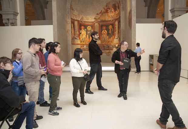 David Cabrera fent una vista guiada al Museu Nacional d'Art de Catalunya