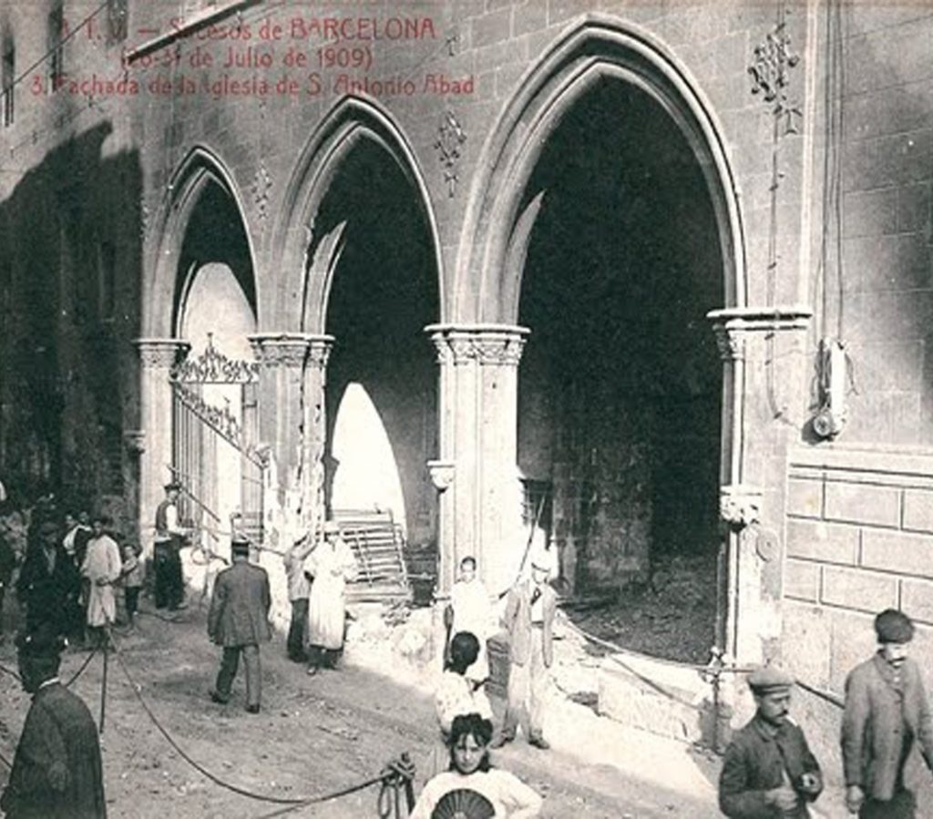 Portalada de la antigua iglesia de san Antonio Abad de Barcelona, después del incendio de 1909. (Foto: Àngel Toldrà Viazo).