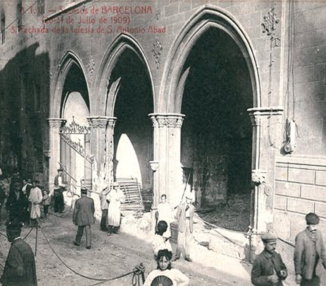 Portalada de l’antiga església de Sant Antoni Abat de Barcelona, després de l’incendi de 1909. (Foto: Àngel Toldrà Viazo).