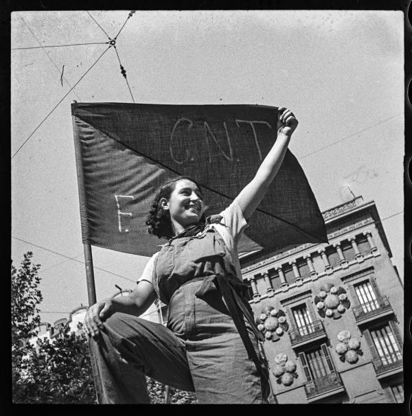 Antoni Campañà, Militiawoman at a barricade on carrer Hospital, 1936, July 1936