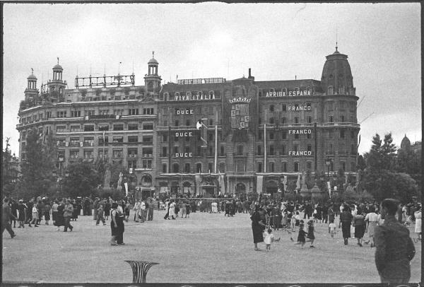 Antoni Campañà. The ”Hotel Colón” with banners of “Viva Italia, Duce, Duce, Duce” and “Arriba España, Franco, Franco. Franco”,1939-1940. Image taken from: The red box. Source: Joaquim Folch i Torres Library