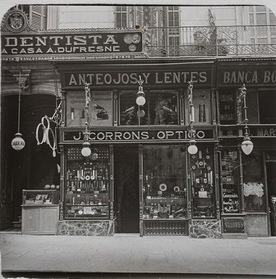 Shop window of the Corrons optician's. 1900. Arxiu Nacional de Catalunya