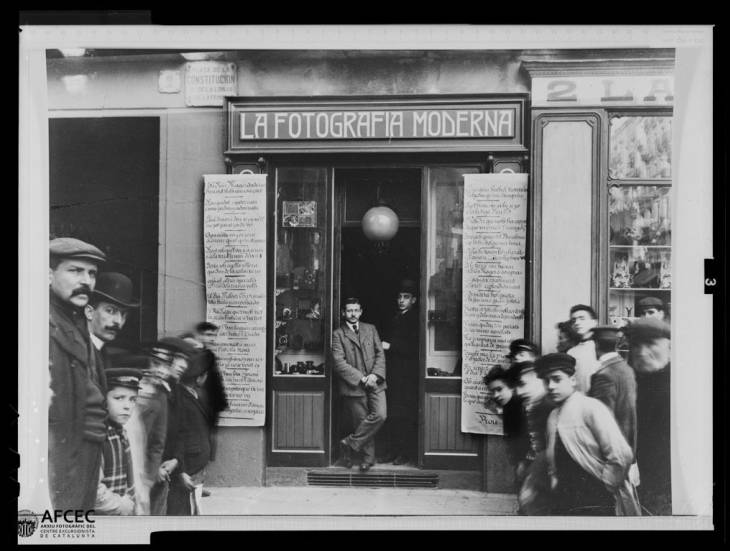 Tienda La Fotografia Moderna. 1910-1915. Arxiu del Centre Excursionista de Catalunya