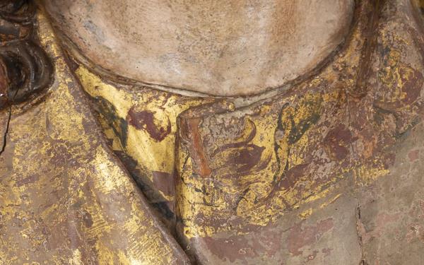 Detalle de la cenefa decorada de oro con motivos vegetales
