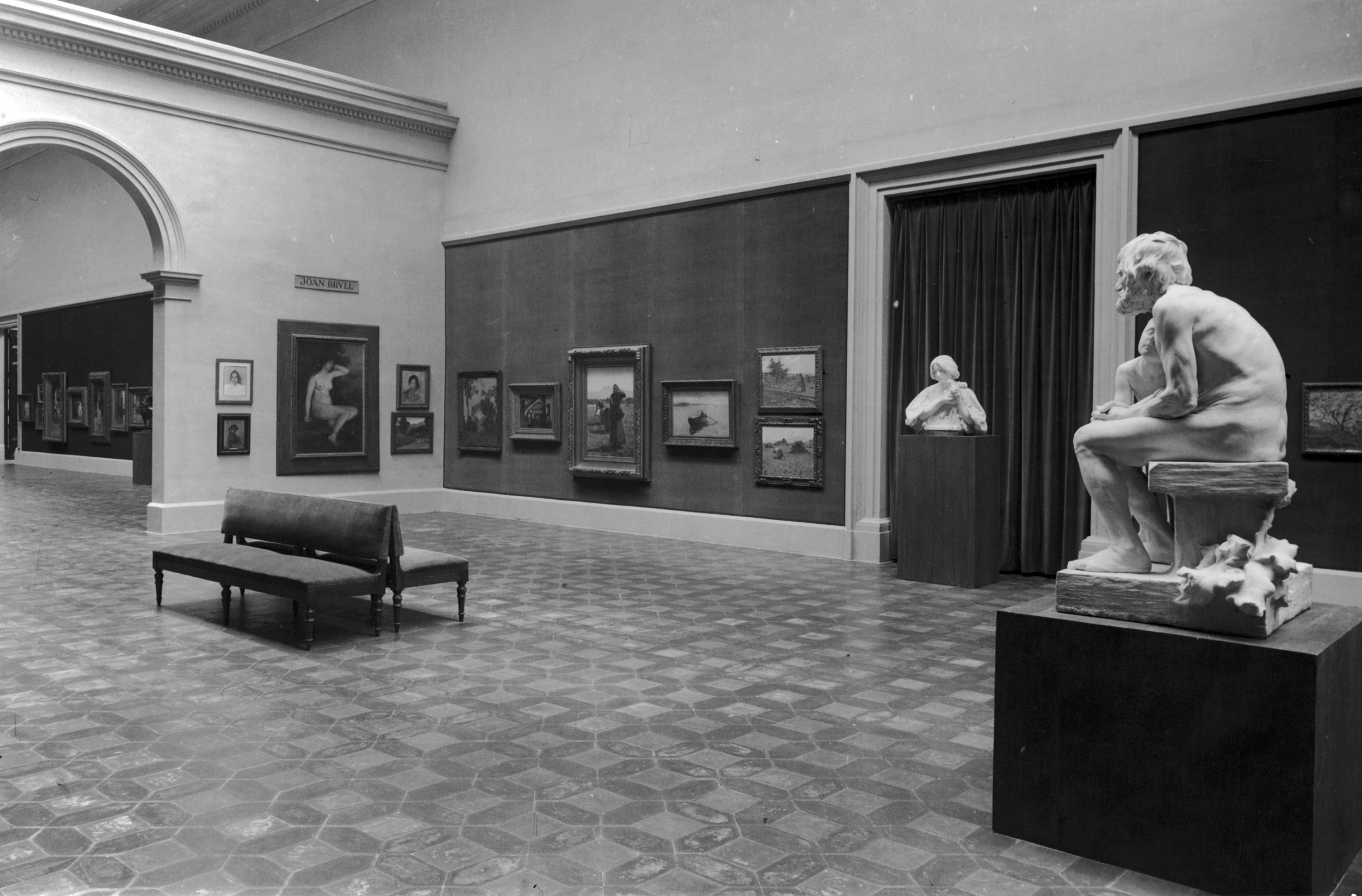 El nuevo montaje del Museo de Arte de Cataluña hizo posible una disposición ordenada de los materiales, hacia 1934