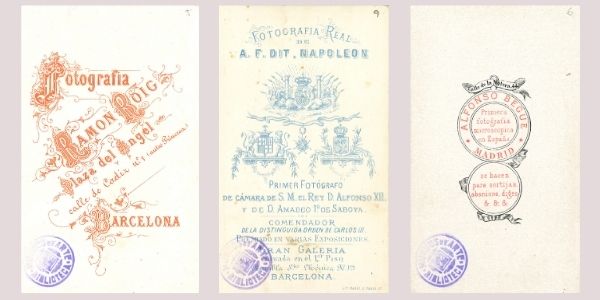 The photographer’s name appears, on the front in the first one and on the back in the rest. There is information about the city, the address, mentions and medals received, or technical and/or advertising information. The typography is varied and often seeks to create the idea of an image from the group of texts.
