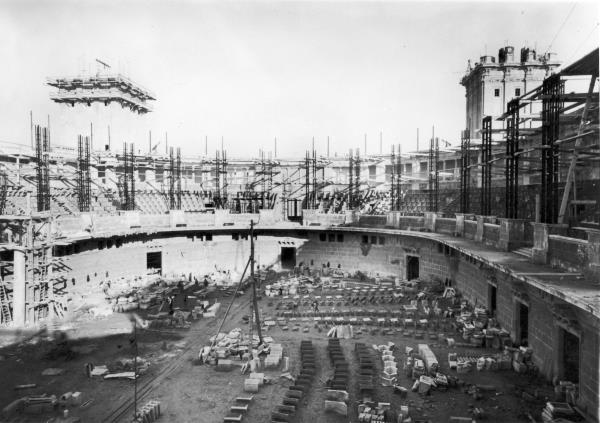 Estat de la construcció del Palau Nacional el gener de 1928. 