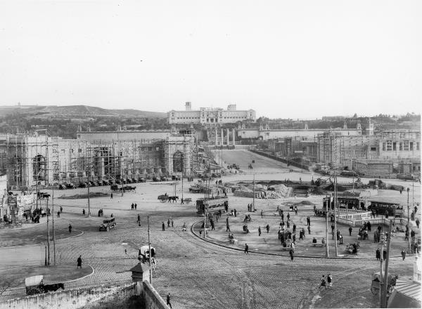 State of the preparatory Works for the Barcelona International Exhibition, around March 1928. The Palau Nacional seen from the Plaça de España.