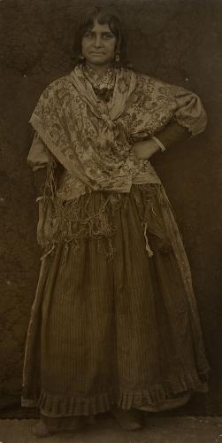 Francesc Serra Dimas, Gitana en el estudio de Isidre Nonell, hacia 1904. Arxiu fotogràfic de Barcelona. Francesc Serra