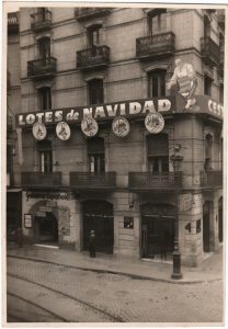 Fachada del edificio de la avenida del Portal de l’Àngel (Barcelona) que alojaba el Mesón de las Golosinas Españolas. En el segundo piso se reproduce El mesonero creado por Junceda. Archivo de la familia Agell