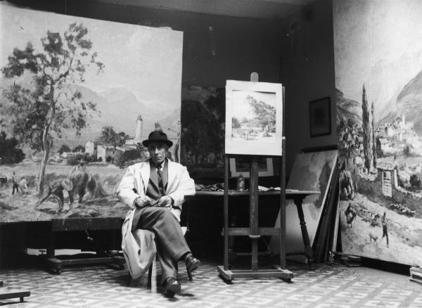 Joan Colom (1879-1969) pintó unos plafones, dónde se representan temas bucólicos, en el restaurante del Palacio Nacional. 