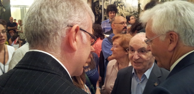 Joan Colom (in the middle) in the museum in the press presentation of the donation