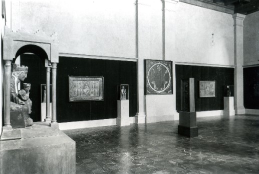Museu d’Art de Catalunya. La Marededéu exposada a la sala, en la instal·lació de 1934