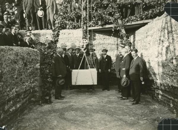La ceremonia de colocación de la primera piedra, el 30 de junio de 1926.
