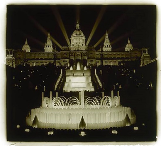 La fuente mágica y el Palau Nacional iluminados de noche durant la Exposición Internacional de Barcelona de 1929