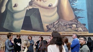 El grupo JHU visitando el Museo Dalí. Bienvenida de la directora, Montse Aguer