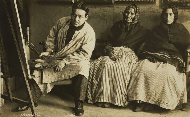 Nonell trabajando en su estudio con dos gitanas. Foto: Francesc Serra. Museu Nacional d’Art de Catalunya.