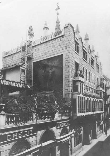 Hércules buscando las Hespérides, hoy desaparecido, en la fachada levante del Palau Güell, hacia 1892. Foto: F.E. Puig. Biblioteca Nacional.