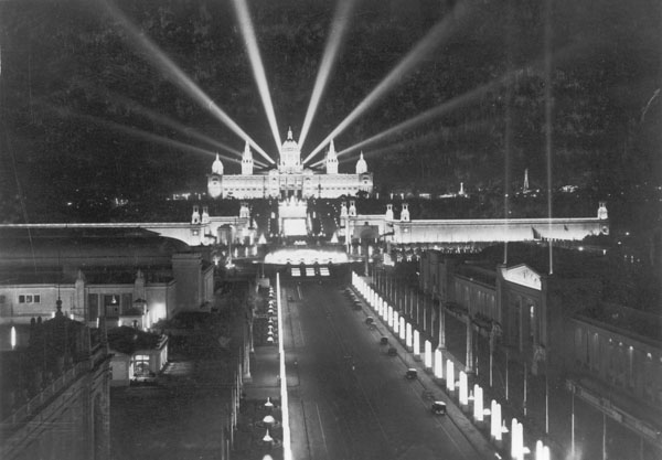 El Palau Nacional de noche con motivo de la Exposición Internacional de Barcelona, en 1929.