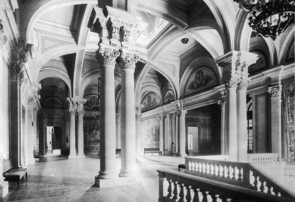 Vestíbulo del primer piso de la escalera posterior con los frescos de F.Canyellas. Foto: Institut Amatller d'Art Hispànic