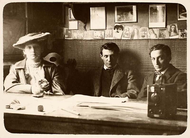 Vidal Ventosa. Fernande Olivier, Picasso i Ramon Reventós a l’interior d’El Guayaba. Finals de maig de 1906. Museu Nacional d’Art de Catalunya