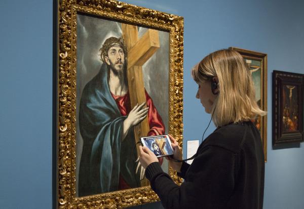 Visitor with multimedia audio guide in the Renaissance and Baroque room