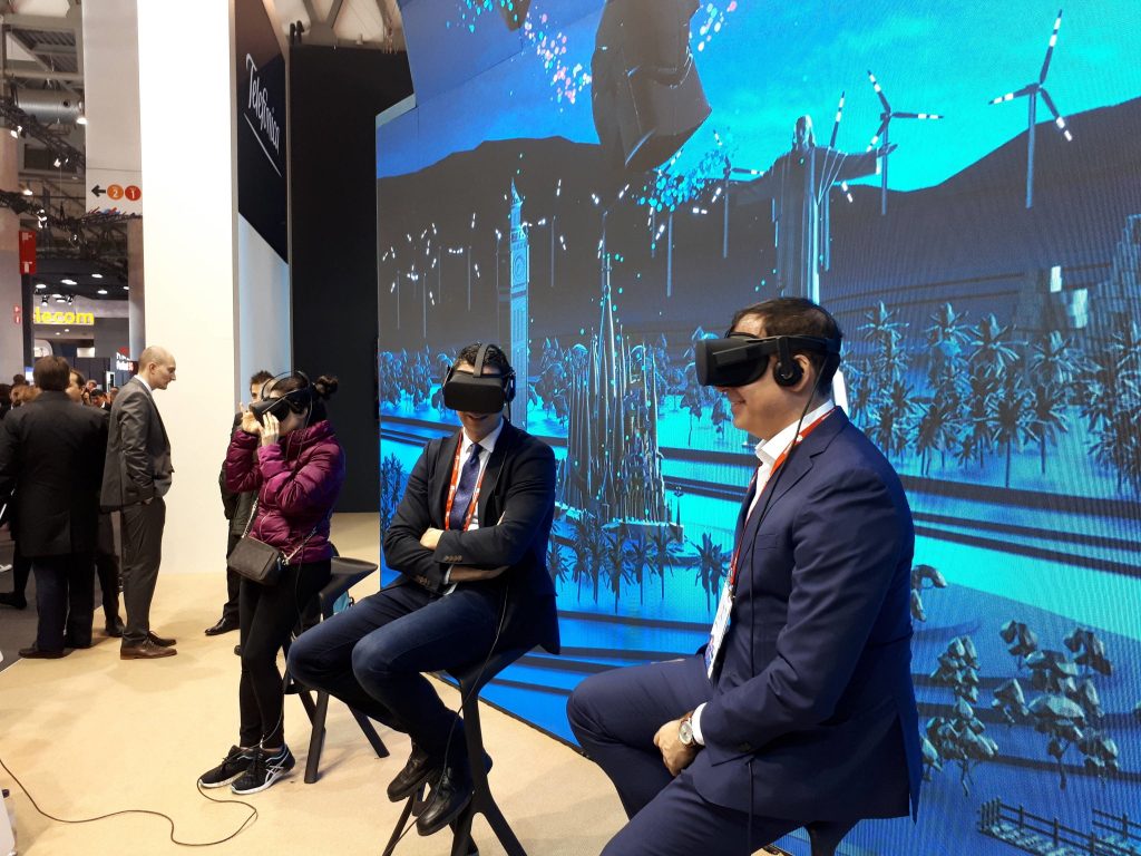 Visitantes probando la Realitat Virtual en el Mobile World Congress 2018