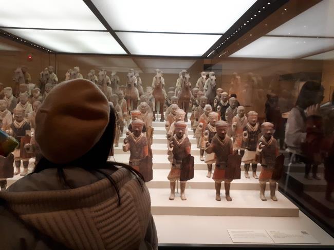 Una visitant contemplant els guerrers de Xi’an exposats al Museu Nacional de Xina