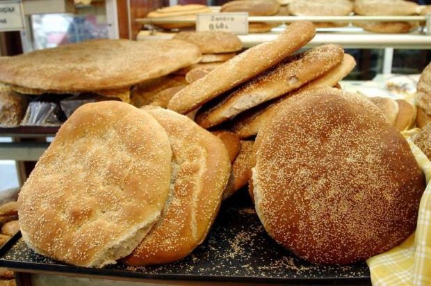 The Λαγάνα bread (“lagana”)