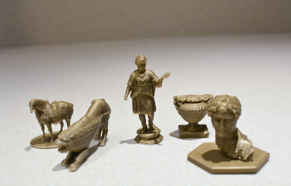 Peces d’escacs fetes a partir d’objectes dels departaments d’art d’Àsia, Grècia i Roma, del MET, per Decho Pitukcharoen, METLab,